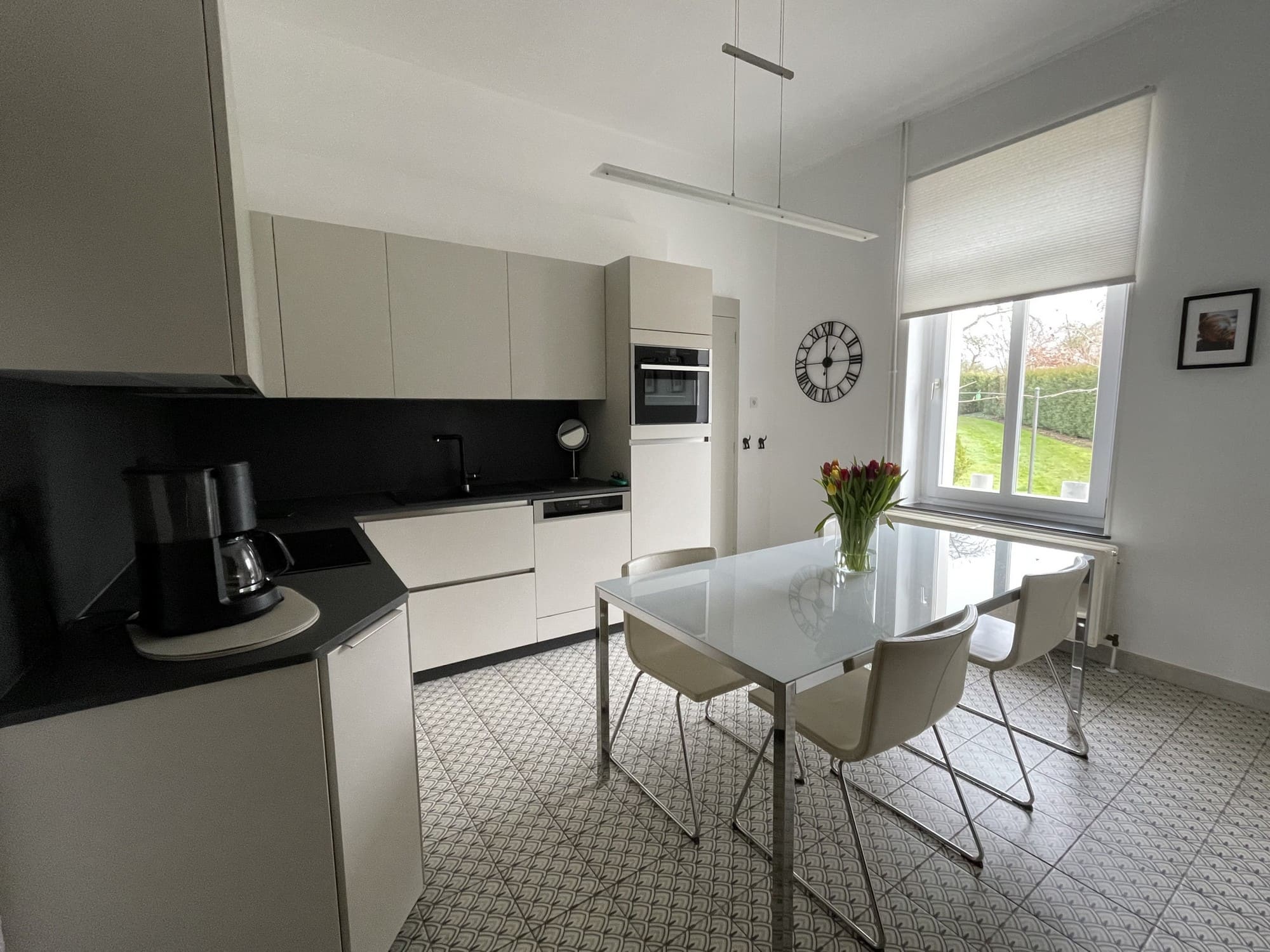 Maison d'habitation avec jardin et garage